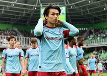 「日本人が歴史に名を刻んだ」「容赦ない」衝撃の38分ハットトリック！驚異の“９戦11発”日本人エースにオランダメディアから絶賛相次ぐ！「伝説の選手に並ぶ勢い」「70年間の記録を大きく上回る」