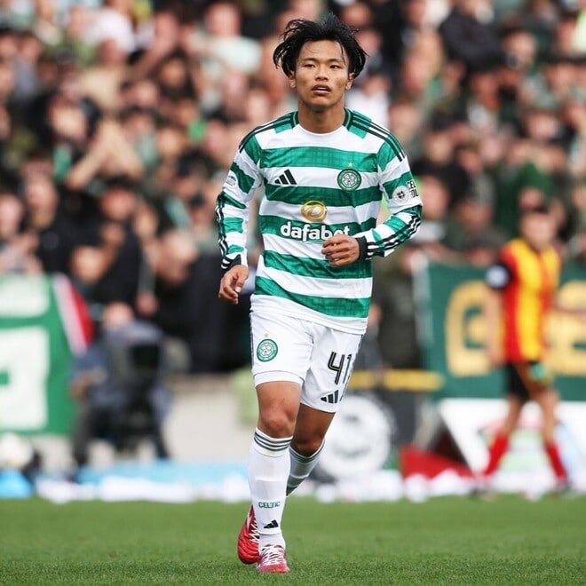 「見ているのがつらい」絶対王者が格下にまさかの完敗で低迷。“リーグ最高”の日本人MFが理不尽なスケープゴートに…「すごい技術を持っているのにイライラさせる」