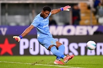 代表帰りの鈴木彩艶がPK阻止含むビッグセーブ連発でMOMに！ パルマは退場者を出すもジェノアと０－０ドロー