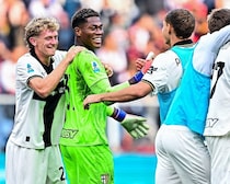 鈴木彩艶が鬼神のごとく立ちはだかる。終了間際の圧巻PKストップに反響「半端ないわこの男」「間違いなく日本歴代最高のGK」