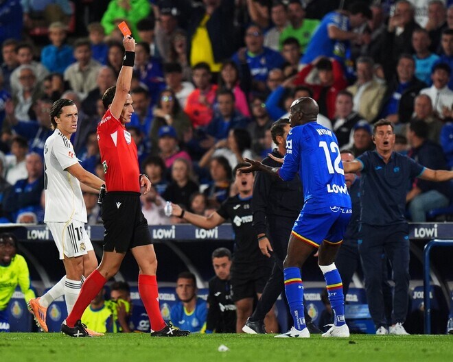 「入って来てラリアットしていなくなった」37歳DFが途中出場後“40秒”で一発退場！ レアル対ヘタフェ戦で起きた衝撃の出来事に賛否両論の声「レッドは厳しすぎる」