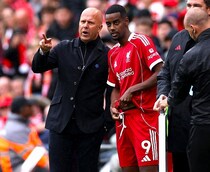 「練習せず１日６時間も電話。その代償だ」イサクを控えに回せ！英大物がモノ申す「エキティケを差し置いて先発する価値はない」