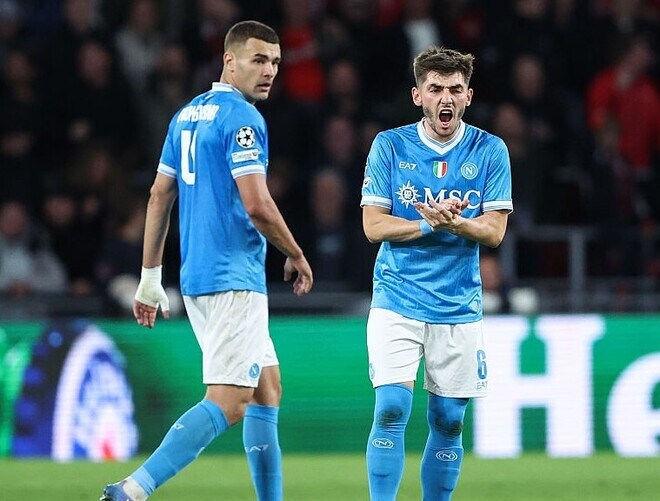 「こんな屈辱は記憶にない」「歩いている選手をベンチにしろ」イタリア王者がまさかの２－６惨敗で批判殺到！闘将の采配にもファン怒り「解任レベルの醜態だ」【CL】