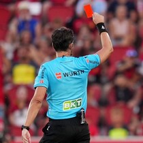 選手が審判員に許されざる愚行「祝賀ムードは深刻な暴力事件で影を潜めた」と現地報道。頭突きをくらい、歯が折れて血まみれに