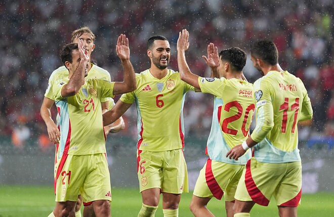 11年ぶりにFIFAランク１位に浮上した“無敵艦隊”。29戦無敗の記録を達成したチームを元Jリーガーの伝説OBらはどう評価しているのか「タイトルを獲得し続ける質とメンタリティが…」【現地発】