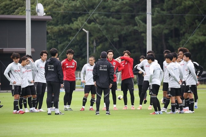 U-17W杯に臨む廣山ジャパンの活動に“大物コーチ”が参戦!? レジェンドが選手たちに伝えた世界で戦うための心構え