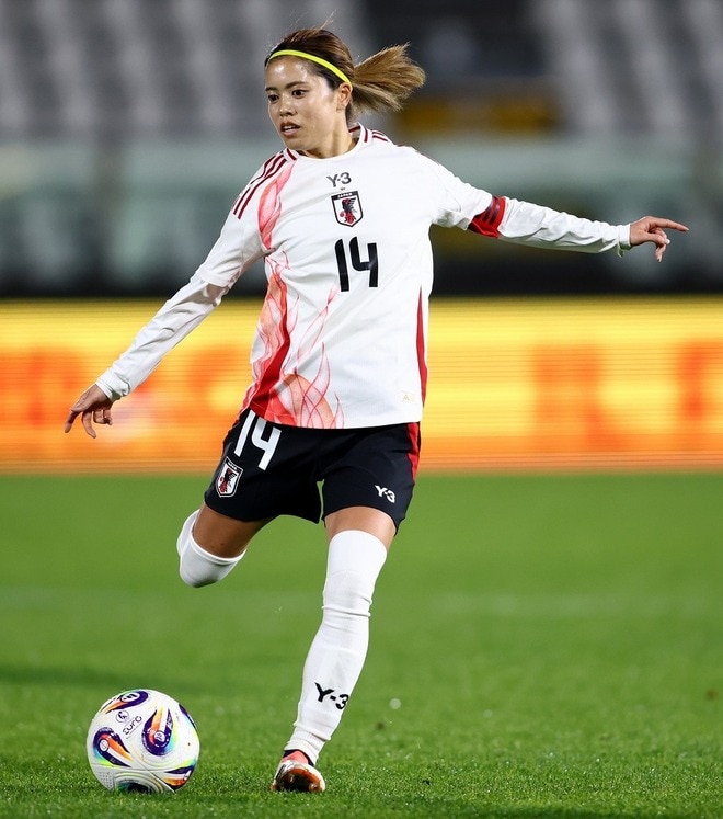 「長谷川唯マジヤバイ」「美しすぎる」絶妙ループで同点弾！ なでしこOGも称賛「いやらしいゴール」