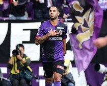 「半テンポ遅らせて打っている」堅守鹿島の牙城を崩す。京都FWの秀逸フィニッシュに元日本代表FWも唸る「めちゃくちゃうまい」