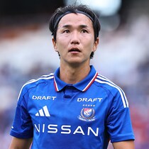 譲らなかったPKから生まれたドラマ。「蹴りたそうだった」ジェイソン・キニョーネスに天野純が会心アシスト【横浜FM】