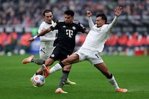 「残忍なキック」「試合を台無しにした」22歳韓国代表、バイエルンFWへの“殺人タックル”で19分レッドに辛辣批判！母国メディアは茫然「韓国ダービーはあっという間に終わった」