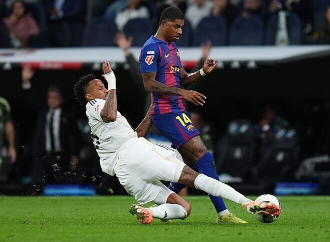 「バケモンじゃん」「スーパーすぎる」日本戦は欠場したマドリーのブラジル代表DFがクラシコで躍動!バルサを封じた守備に絶賛の嵐!「最強やな」「出てたら日本は勝ててなかった」