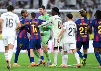 「激しい乱闘」「クラシコは大混乱」発端は18歳の発言か。マドリーとバルサが試合後に衝突して大荒れ！決勝点のMFは神童に“反撃”「口で言うのは簡単だ」