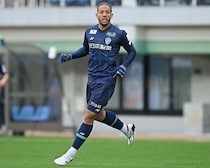 「優しさにグッときた」湘南のJ２降格が確定したピッチ上で――福岡FWの振る舞いに脚光「ウェリントンも心境は複雑だろうな」