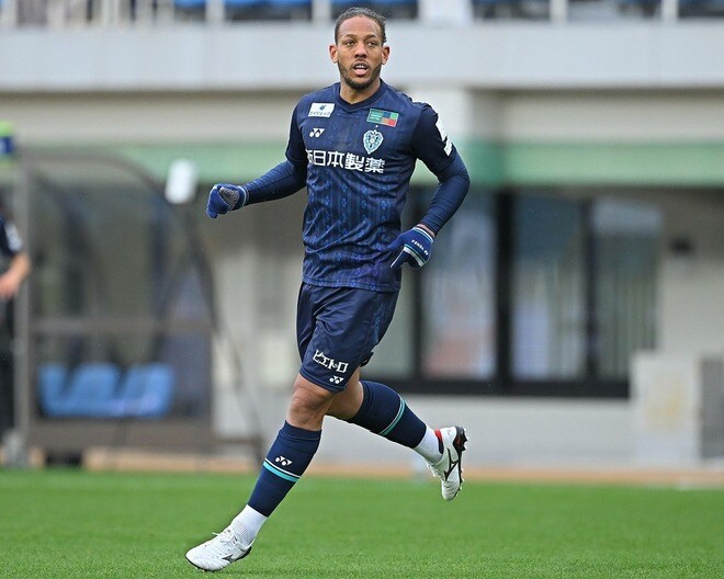 「優しさにグッときた」湘南のJ２降格が確定したピッチ上で――福岡FWの振る舞いに脚光「ウェリントンも心境は複雑だろうな」