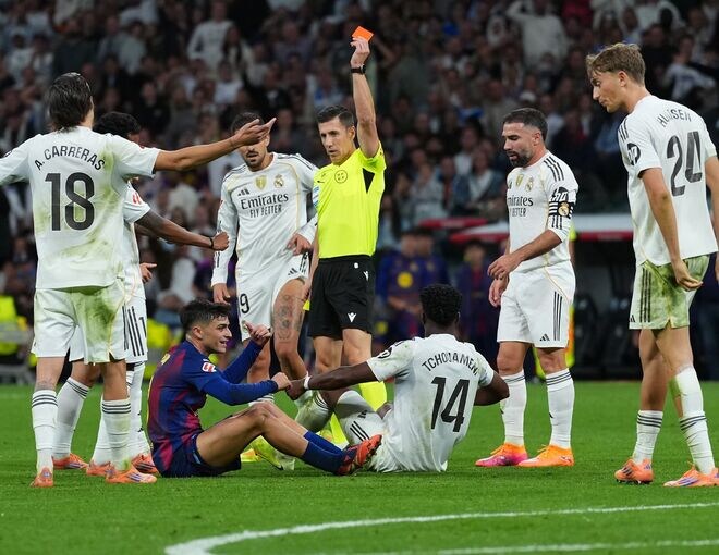 「アラウホが倒された場面はPKだった」元国際審判員がクラシコのレフェリーに物言い！「判断ミスが多かった」