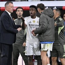 クラシコの騒動「怒りを隠そうとしなかった」。交代を命じられたヴィニシウスはロッカーへ直行「その途中で衝撃的な言葉を吐いた」と現地メディア明かす