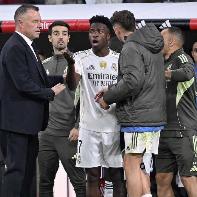 クラシコの騒動「怒りを隠そうとしなかった」。交代を命じられたヴィニシウスはロッカーへ直行「その途中で衝撃的な言葉を吐いた」と現地メディア明かす