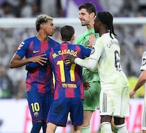 「どうしてピッチでやる必要がある？」「大げさだ」クラシコ後に乱闘勃発！バルサMFがマドリー主将の行為を非難！相手選手はヤマルの発言に「モチベーションを高めた」