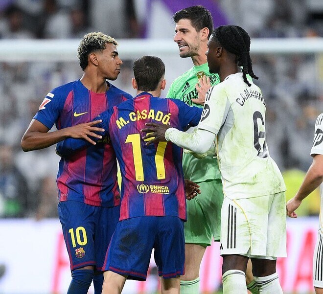 「どうしてピッチでやる必要がある?」「大げさだ」クラシコ後に乱闘勃発!バルサMFがマドリー主将の行為を非難!相手選手はヤマルの発言に「モチベーションを高めた」