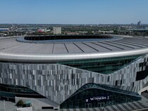 トッテナムのホームスタジアムが超近未来的！ “二刀流”の稼働、ビール醸造所やバーカウンターまで。ピッチを最高の状態に保つ秘密も【現地発】