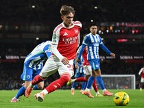 ブライトン戦でファンの歓声を最も浴びたアーセナルの超新星！ 試合後にアルテタ監督も絶賛「驚異的な技術を見せつけた。15歳でプレミアの選手を抜き去る能力だ」【現地発】