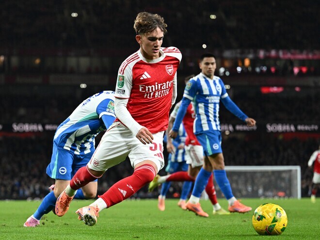 ブライトン戦でファンの歓声を最も浴びたアーセナルの超新星！ 試合後にアルテタ監督も絶賛「驚異的な技術を見せつけた。15歳でプレミアの選手を抜き去る能力だ」【現地発】