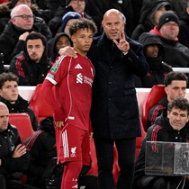 「スロットよ、もう出ていけ」「すぐにクビだ」日本人MFに翻弄され…天敵に０－３惨敗で悪夢の７戦６敗、“不可解采配”のリバプール指揮官に批判殺到「あまりにも無策」「もう限界だ」