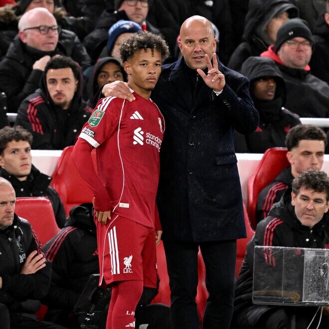 「スロットよ、もう出ていけ」「すぐにクビだ」日本人MFに翻弄され…天敵に０－３惨敗で悪夢の７戦６敗、“不可解采配”のリバプール指揮官に批判殺到「あまりにも無策」「もう限界だ」