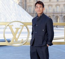 「男前は何を着てもカッコいい」タオルを巻いた中田英寿が田んぼで…“まさかの姿”に反響！「似合い過ぎ」「何してもヒデさんは素敵」