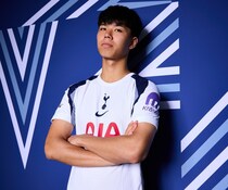 「いつ復帰できるか分からない」未だデビューできず…プレミア名門に加入した21歳日本代表の現状に指揮官が言及。W杯出場に暗雲「まだピッチで練習していない」