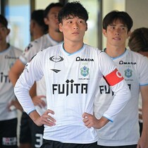 湘南のエース鈴木章斗の“一生忘れられない”悔しさ、景色。J２降格から４日後の誓い「一年半でJ１に戻りましょう！」