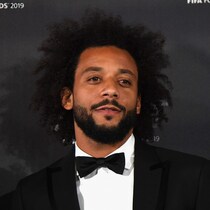 「何が起きた？」超絶技巧は健在！ 元セレソンの伝説SBが魅せた“衝撃プレー”が話題に！「本当に引退してるのか」