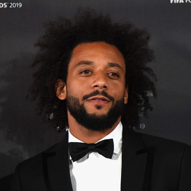 「何が起きた？」超絶技巧は健在！ 元セレソンの伝説SBが魅せた“衝撃プレー”が話題に！「本当に引退してるのか」