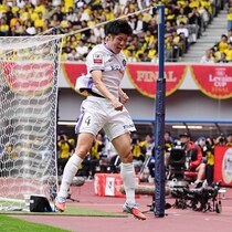 ロングスローで均衡を破る！ 柏vs.広島のルヴァン杯決勝、中野の飛び道具から荒木が先制ヘッド弾！