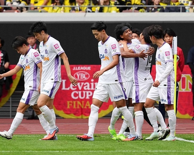 「強すぎないか」「前半で3点はえぐいわ」国立ファイナルで柏を圧倒する広島に脚光!「セットプレーでこんだけ点取れるのすごい」【ルヴァン杯決勝】