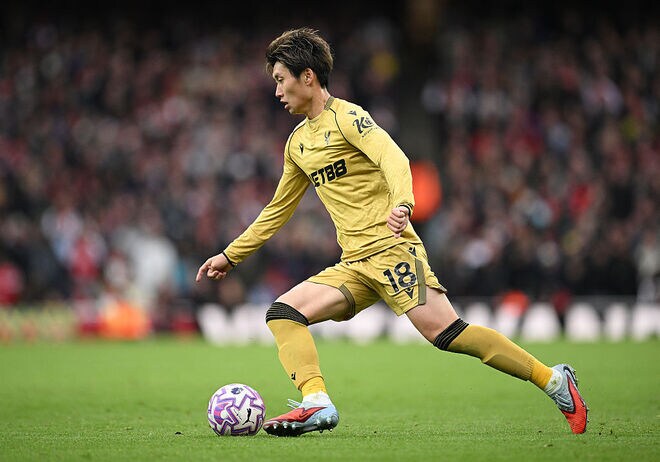 「プレミアで支配的になれると信じていた」英2年目で“覚醒”した日本代表MFを指揮官が絶賛!「プロフェッショナルで献身的」「素晴らしい男だ」