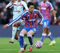 「頼むからやめて！」「大丈夫か？」絶好調の日本代表MF、危険なタックルで負傷交代にファン悲鳴「軽症であってくれ」