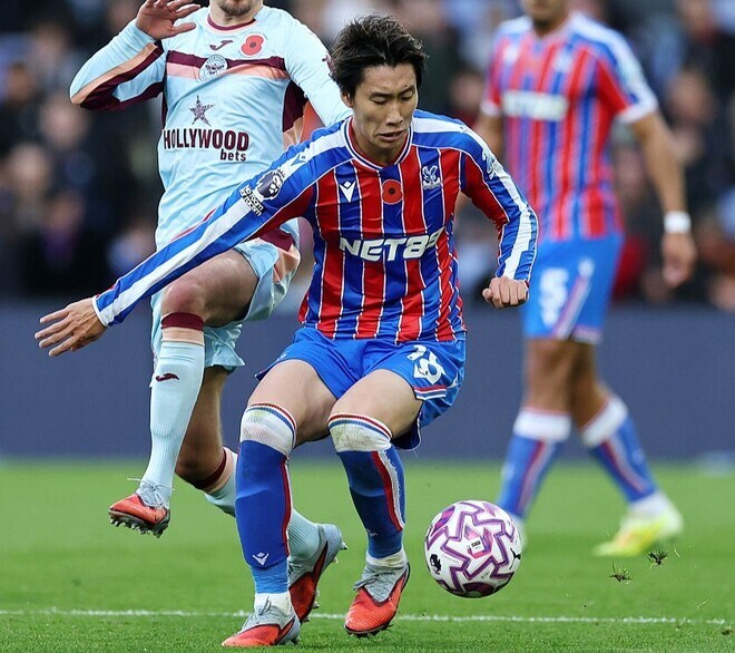 「頼むからやめて!」「大丈夫か?」絶好調の日本代表MF、危険なタックルで負傷交代にファン悲鳴「軽症であってくれ」