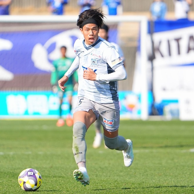 ユニを引っ張って一発レッド！ 秋田DFが無念の退場、10人の秋田は前半で２失点