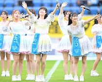 人気アイドルグループ『HKT48』が鳥栖の本拠地に来場！ 試合前にスペシャルライブを開催