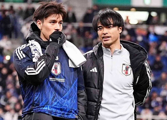 「1番見たかったやつ!」「凄い笑ってる」三笘薫vs田中碧のプレミア幼馴染対決はお預けも…試合後の“4ショット”にファン大注目