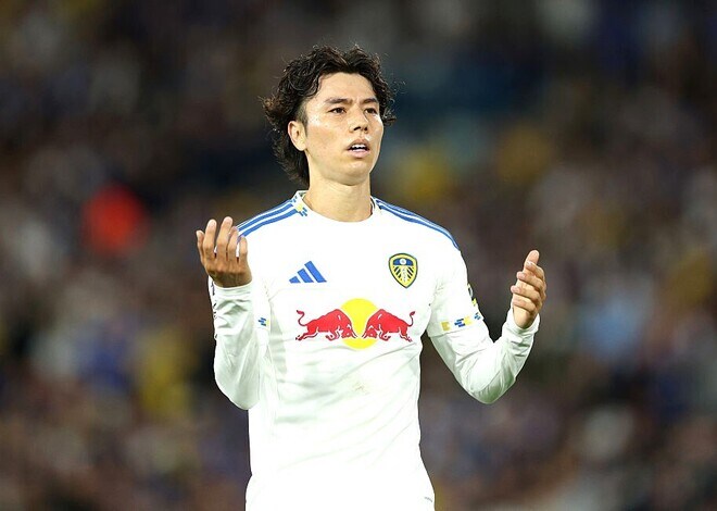 「彼はどうすべきか分かっていなかった」「混乱」プレミア古豪、日本人MFの困惑が“完敗の象徴”と地元メディアが指摘。指揮官の“衝撃的戦術”を批判「開始2分で勝てないのは明らかだった」