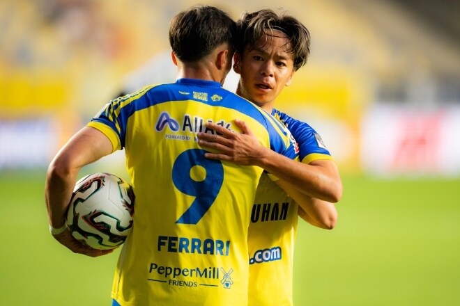 「良いオファーが来ないぞ！」STVV指揮官が日本人MFに説く“ステップアップへの条件”。「質がとてつもなく高い」「仲間のプレーを引き上げるんだ」とベタ褒め【現地発】