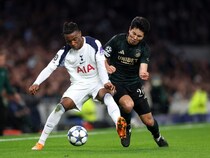 「加入後、最悪のパフォーマンス」プレミアの強豪に０－４完敗…フル出場の日本代表DFを現地メディアは辛口評価「レベルの差を思い知らされた」【CL】