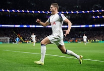 「生涯最高のひとつ」「とんでもない」日本代表DFをぶち抜く！トッテナムCBの衝撃独走弾に元英代表MFが驚愕！指揮官も仰天「メッシが変身したみたいだ」