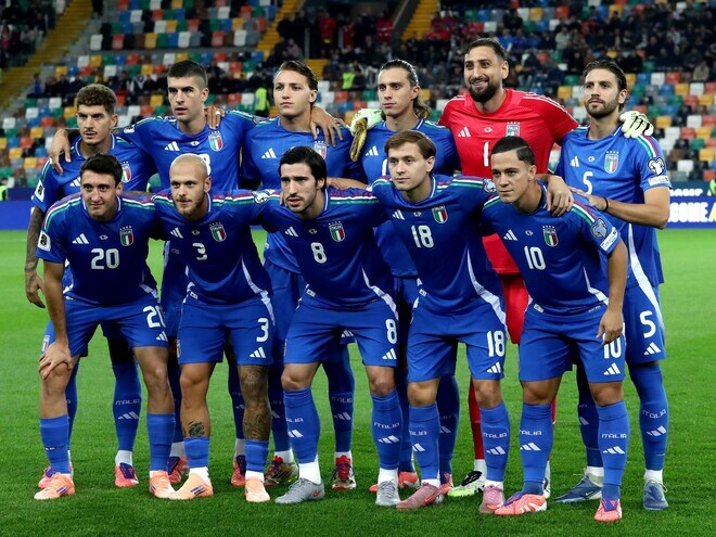 「圧倒的にかっこいい」「90年代を思わせる」イタリア代表の新ユニホームが大好評！ デザインは月桂樹の葉柄「同じ青なのに日本は…」