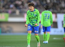 想いを込めた強烈ボレー弾。湘南の奥野耕平が今季限りで退任する山口智監督への恩返しを誓う「ひとりの人間として感謝と尊敬がある」