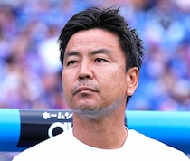 「なんとか来年もJ１で戦えます」今季３人目のマリノス監督が涙。３戦連続大勝で史上初の降格を回避「戦術うんぬんより気持ち」