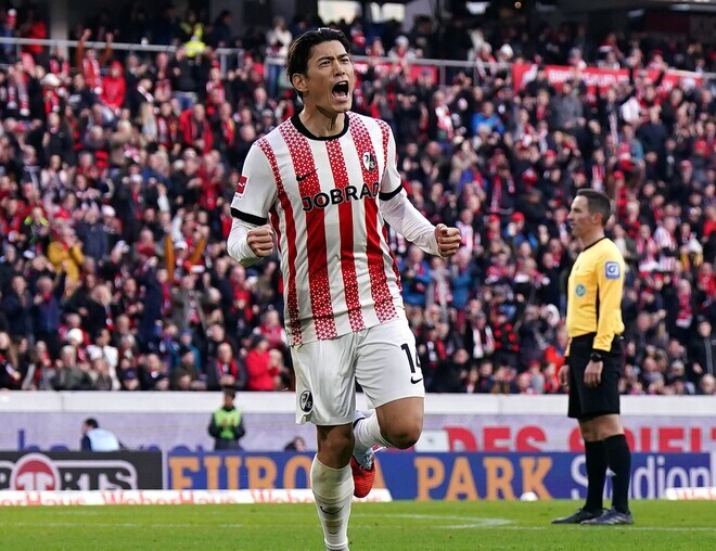 日本代表落選の鈴木唯人が待望のブンデス初ゴール！圧巻のボレーシュートで先制点を奪取、日本人対決に勝利