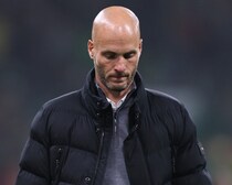 開幕から10戦２勝と不振…ヴォルフスブルクが今夏就任の指揮官を解任。クラブSDが理由を説明「ピッチ上での安定と成功をもたらすためには…」